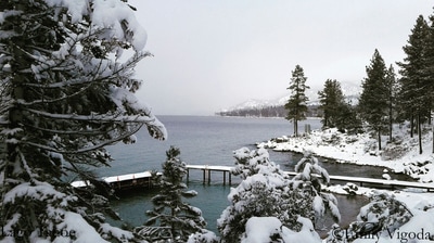 Lago Tahoe, situado a 1.897 m en lo alto de la cordillera de Sierra Nevada en el oeste de 
 los Estados Unidos, en la frontera entre California y Nevada